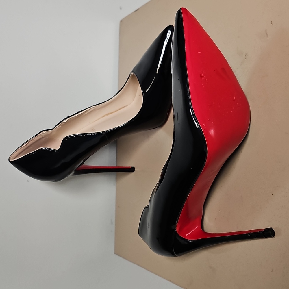 Authentic  Christian Louboutin Hot Chick Scallop Pump Size 43 (10)